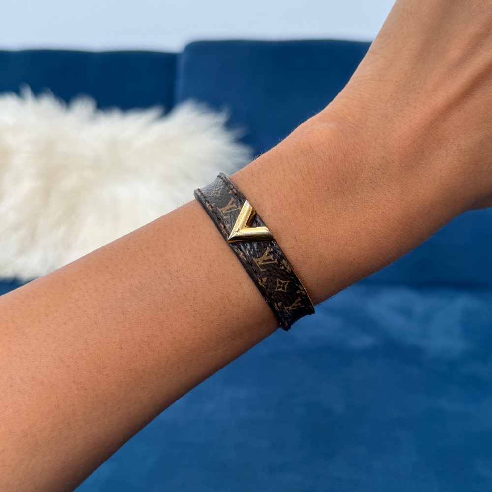 Louis Vuitton Essential V Monogram Bracelet (S)